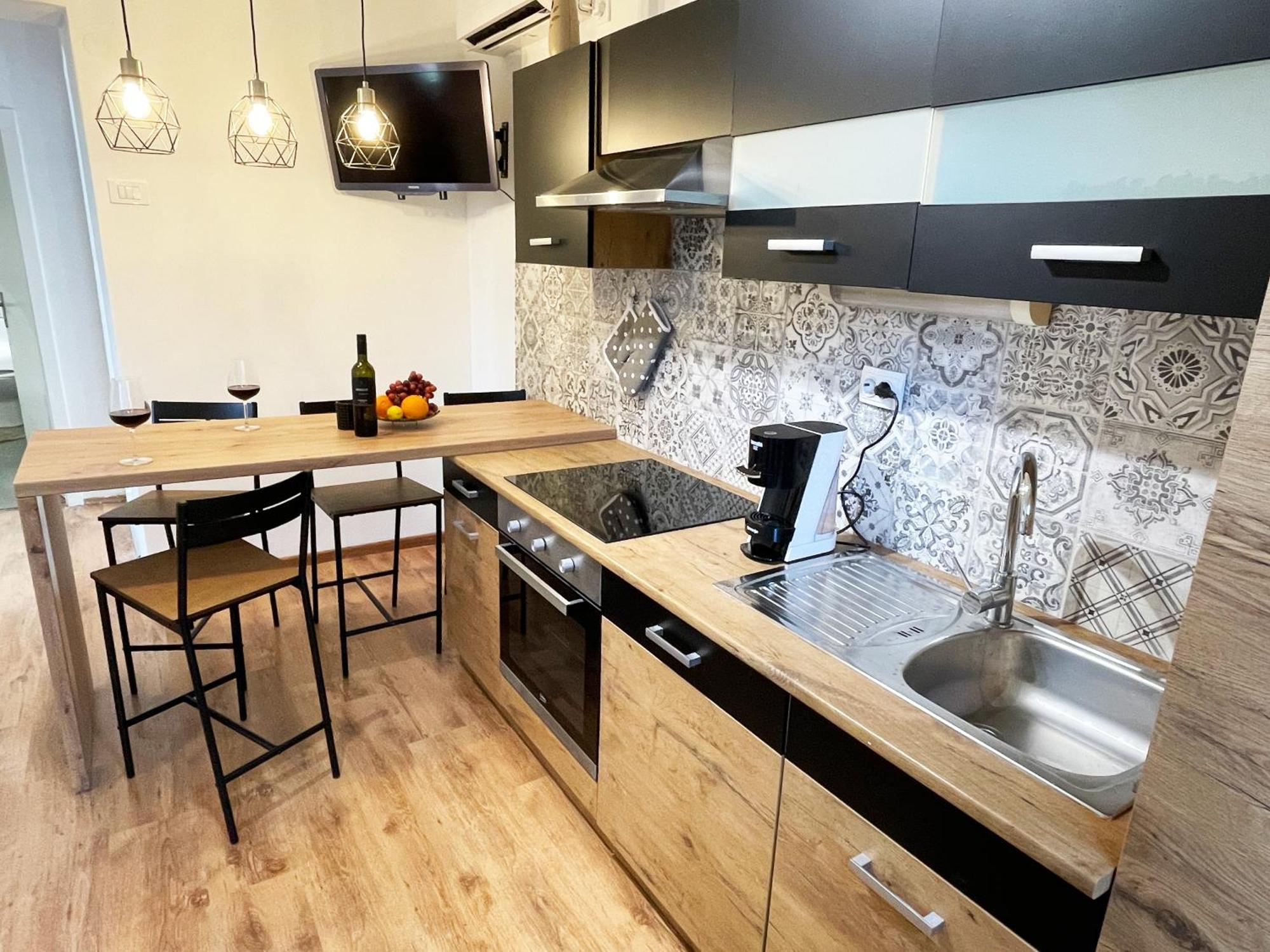 Cute Apartment In Rijeka Near Beach With Parking Exterior photo